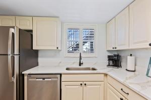 Family Friendly Ground Floor Condo on Car Free Beach - Surfside 108