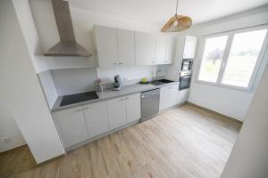 Maisons de vacances Chez Jean-Paul - Rez de jardin et parking : photos des chambres