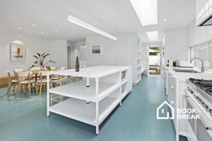 Villa Santorini - Secluded Blairgowrie Back Beach Poolside Oasis