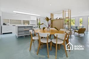 Villa Santorini - Secluded Blairgowrie Back Beach Poolside Oasis