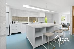 Villa Santorini - Secluded Blairgowrie Back Beach Poolside Oasis