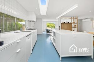 Villa Santorini - Secluded Blairgowrie Back Beach Poolside Oasis