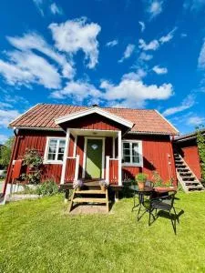 Mysig stuga med sjöutsikt - Vikarbyn