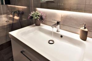 Thenias Bellevue apartment