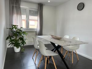 Elegante Apartment in Erftstadt mit Balkon, Zentral, Bahnhof nah, Phantasialand Brühl bei Cologne