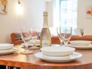 Centrally Located Nottingham Gem Pass The Keys