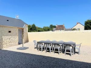 Maisons de vacances La clairiere Maison spacieuse renovee joliment decoree tout confort 12 p 2 sdb 2 wc grand jardin clos, belle terrasse amenagee, parking privatif, ping pong baby foot proche Omaha Beach et Bayeux : photos des chambres