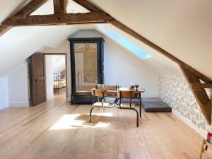 Maisons de vacances La clairiere Maison spacieuse renovee joliment decoree tout confort 12 p 2 sdb 2 wc grand jardin clos, belle terrasse amenagee, parking privatif, ping pong baby foot proche Omaha Beach et Bayeux : photos des chambres