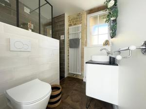 Maisons de vacances La clairiere Maison spacieuse renovee joliment decoree tout confort 12 p 2 sdb 2 wc grand jardin clos, belle terrasse amenagee, parking privatif, ping pong baby foot proche Omaha Beach et Bayeux : photos des chambres