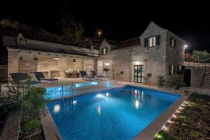 Enticing Sunset Villa With Magnificent Sea ViewS