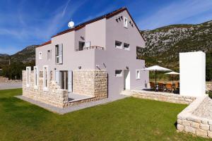 Luxurious Villa With Heated Pool And Mountain View