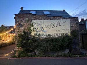 The Old Bakery - Stay in what was the dirty dusty old store rooms