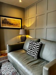 Romeos Arch - Luxury Apartment with Private Parking