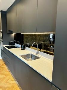 Romeos Arch - Luxury Apartment with Private Parking