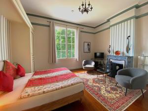 B&B / Chambres d'hotes Chateau de Bellevue B&B et Appartements avec Piscine saisonal chauffee et Chambres partout climatisees : photos des chambres