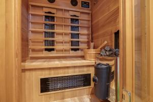 VELUWE HOENDERLOO LUXURY CHALET WITH PRIVATE SAUNA AND HOT TUB - Swimming Pool Tennis Court Supermarket Bowling Alley Theatre and Entertainment for Children