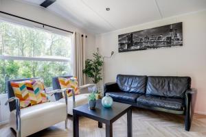 VELUWE HOENDERLOO LUXURY CHALET WITH PRIVATE SAUNA AND HOT TUB - Swimming Pool Tennis Court Supermarket Bowling Alley Theatre and Entertainment for Children