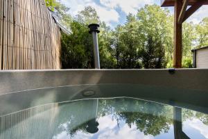 VELUWE HOENDERLOO LUXURY CHALET WITH PRIVATE SAUNA AND HOT TUB - Swimming Pool Tennis Court Supermarket Bowling Alley Theatre and Entertainment for Children