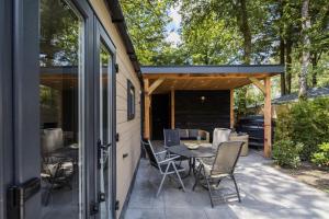 VELUWE HOENDERLOO LUXURY CHALET WITH PRIVATE SAUNA AND HOT TUB - Swimming Pool Tennis Court Supermarket Bowling Alley Theatre and Entertainment for Children