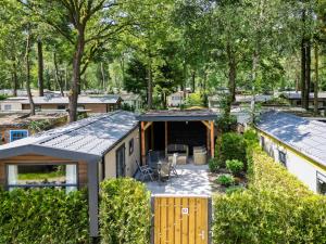 VELUWE HOENDERLOO LUXURY CHALET WITH PRIVATE SAUNA AND HOT TUB - Swimming Pool Tennis Court Supermarket Bowling Alley Theatre and Entertainment for Children