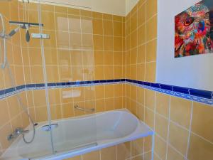 B&B / Chambres d'hotes Chateau de Bellevue B&B et Appartements avec Piscine saisonal chauffee et Chambres partout climatisees : photos des chambres