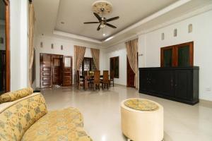 RedDoorz Syariah near Universitas Putra Indonesia Padang