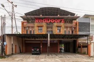 RedDoorz Syariah near Universitas Putra Indonesia Padang - Solok