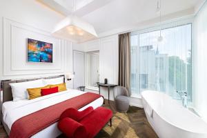 Three Corners Avenue Hotel