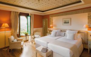 Classic Twin Room with One Extra Single Bed and City View - Non-Smoking room in Alhambra Palace