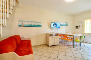 Residence with swimming pool in Mazzanta just 600 meters from the beach