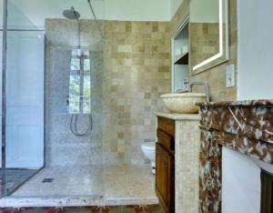 Suite La Duchesse - SPA-JACUZZI - MASSAGE- SAUNA - 4 SAISONS - Piscine chauffée Toute lannée - 800m centre ville