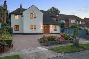 Premium 4BR Family Home w Garden Annex and Gym