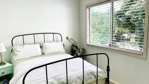 Private bath garden view guest room pet friendly - Epping