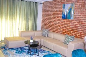 18A Elizabeth Place - Beautiful and spacious self catering 3 bedroom unit next to Kyalami Racetrack with free WiFi - swimming pool gym and restaurant - Perfect for a big family in Midrand Waterfall - Kyalami