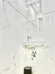 Brand New Central & Modern Apartment
