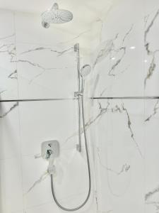 Brand New Central & Modern Apartment