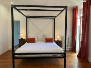B&B / Chambres d'hotes Suite La Duchesse - SPA-JACUZZI - MASSAGE- SAUNA - 4 SAISONS - Piscine chauffee Toute l'annee - 800m centre ville : photos des chambres