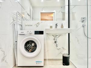 Brand New Central & Modern Apartment