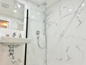 Brand New Central & Modern Apartment
