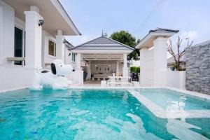 Walk To The Beach Pool Villa Bangsaray