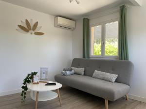 LAuguière Est, maisonnette sans vis-à-vis et au calme avec vue sur les vignes