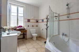 B&B / Chambres d'hotes Chateau de Bellevue B&B et Appartements avec Piscine saisonal chauffee et Chambres partout climatisees : photos des chambres