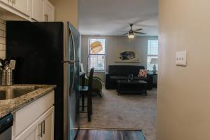 2 Modern Apts Near Nightlife & Attractions