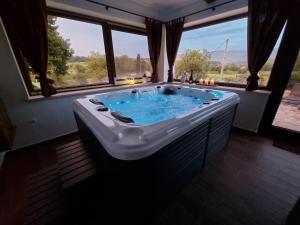 Holiday House Zrinski with Pool, Sauna & Jacuzzi 