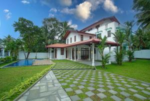 The Grand Bliss, Luxurious Modern Villa with Spacious Private Garden, Swimming Pool, Gym, and Free Wi-Fi