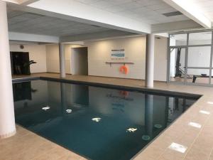 Appartement T2 avec terrasse, proche des pistes, piscine couverte, salle de fitness et services inclus - FR-1-404-305