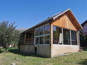 Chalets Maison calme avec jardin, 3 chambres, cheminee proche station de ski - FR-1-393-151 : Chalet (8 Adultes)
