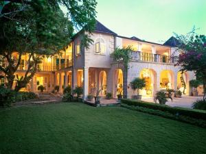 Exquisite Villa Which in Crescent-shaped Shoreline