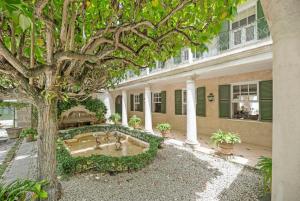 Exquisite Villa Which in Crescent-shaped Shoreline