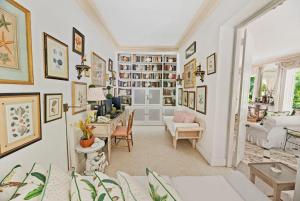 Exquisite Villa Which in Crescent-shaped Shoreline